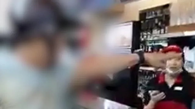 Clip: 'Ông bố côn đồ' chửi bới nhân viên, đập phá đồ đạc, dọa đốt cửa hàng tiện lợi ngay trước mặt con nhỏ gây bức xúc